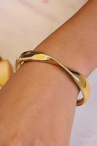 Flânerie by MAIQ Fioren 18K Gold Non-Tarnish Sleek Twist Cuff Bracelet - Gold