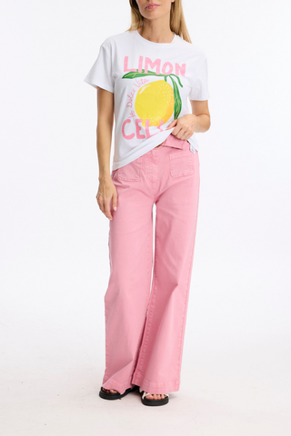 Leo & Ugo TEK074 Lennon Lemon Printed T-Shirt  Person wearing a white t-shirt with a lemon graphic and pink pants on a white background