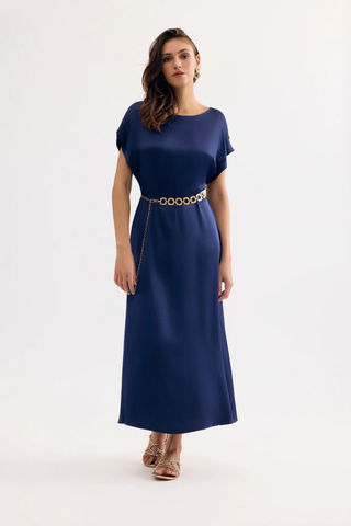 Leo & Ugo KEC072 Linda Gold Belt with Textured Links  Woman wearing a navy blue dress with a gold belt on a white background