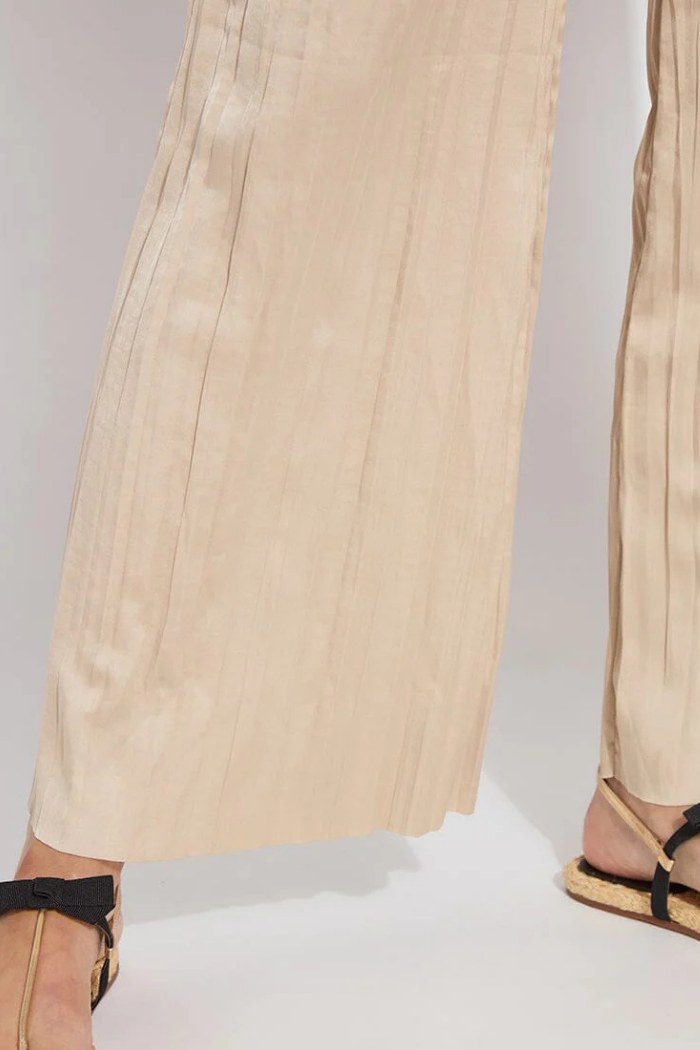Lyssé The Packable Pleated Palazzo Pant