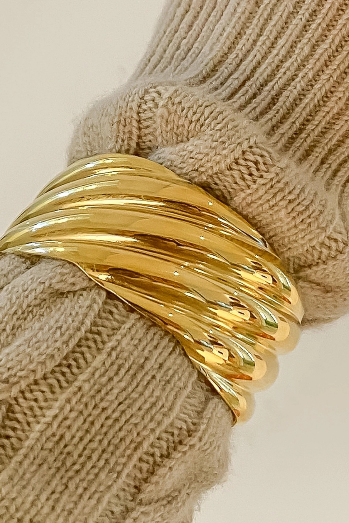 Flânerie by MAIQ Manon 18K Gold Non-Tarnish Wavy Bold Bangle - Gold